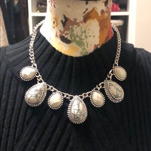 NWOT - EXPRESS BRAND HOWLITE CHAIN NECKLACE